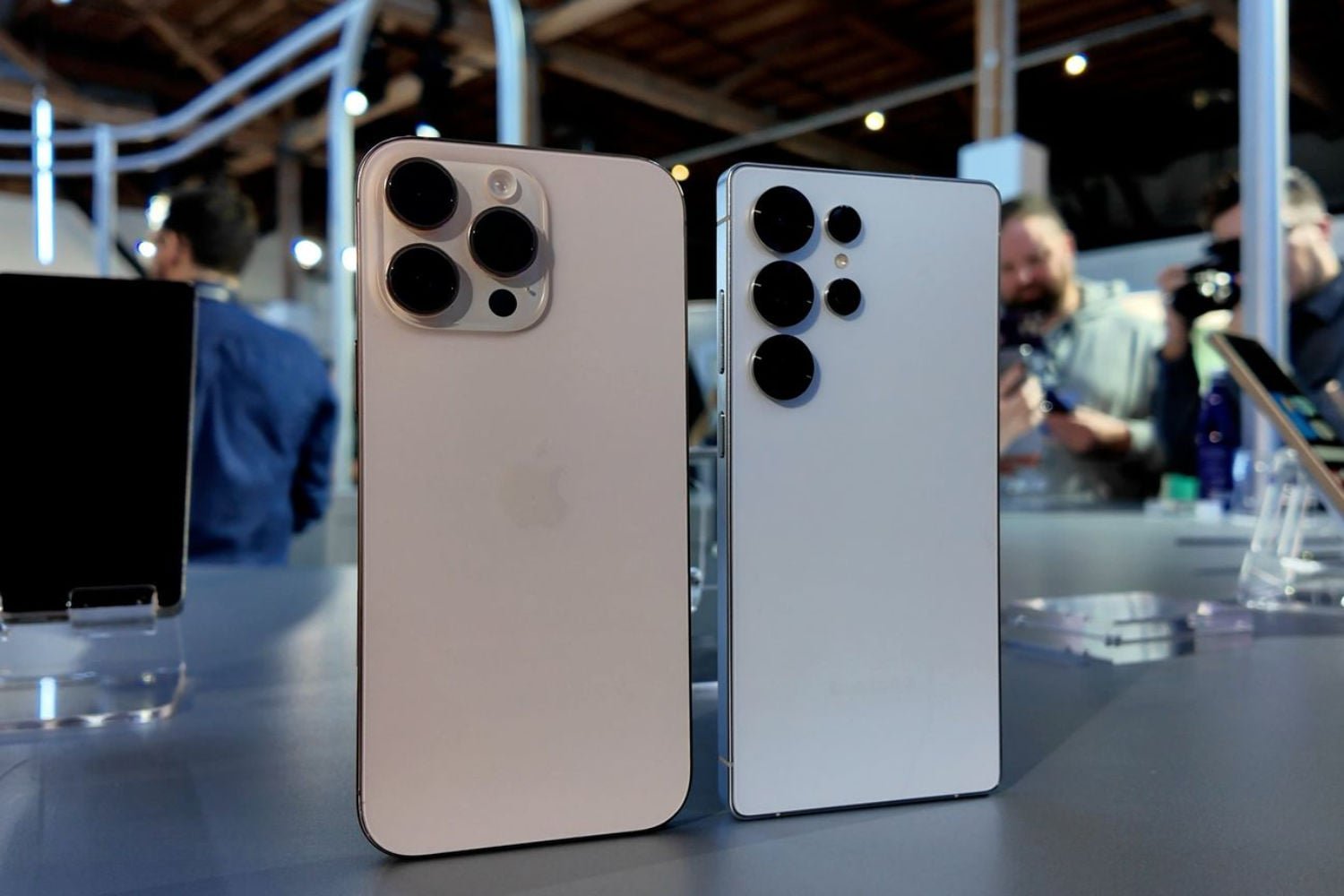 iPhone 16 Pro Max Samsung S25 Ultra