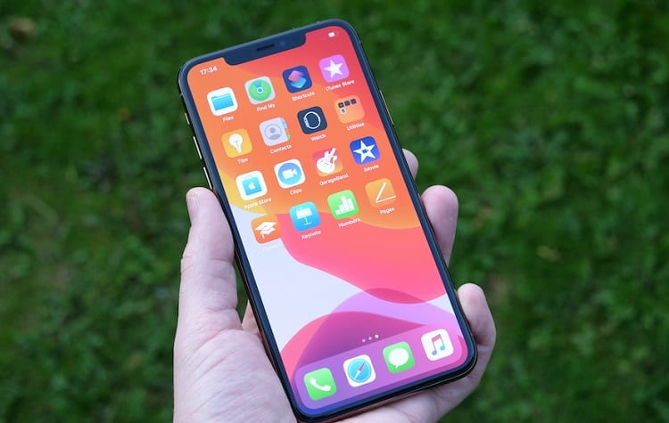 Holding Iphone 11 Pro Max